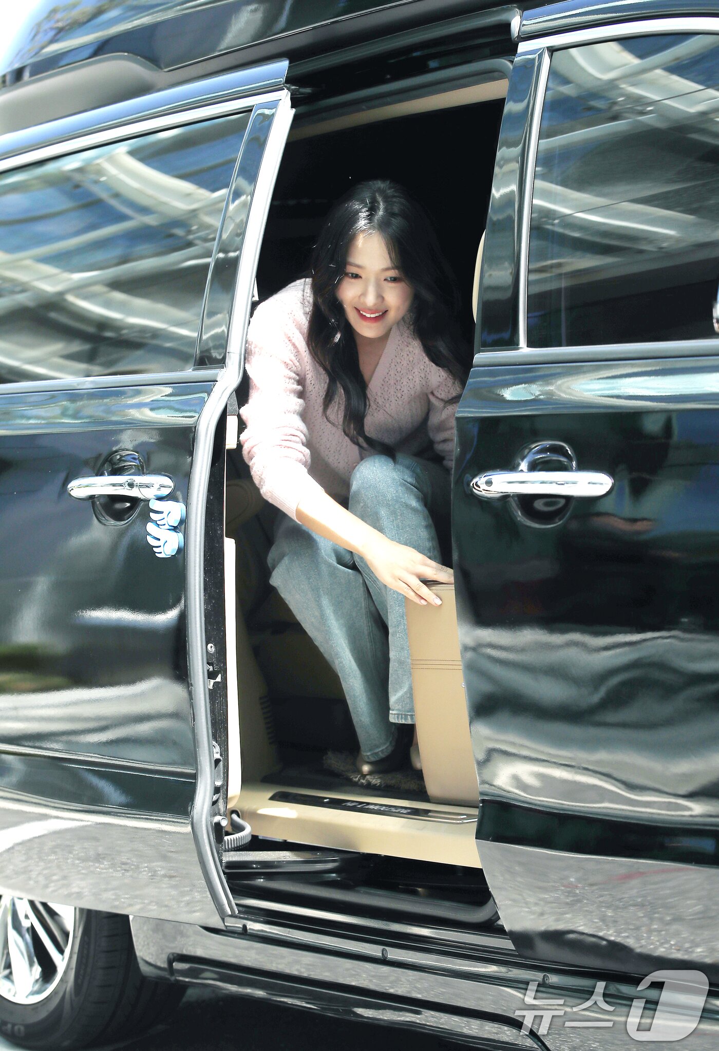 본문 이미지 - 배우 김혜윤이 라디오 '이석훈의 브런치카페'를 위해 4일 서울 상암동 MBC에 도착해 하차하고 있다.  ⓒ News1 권현진 기자