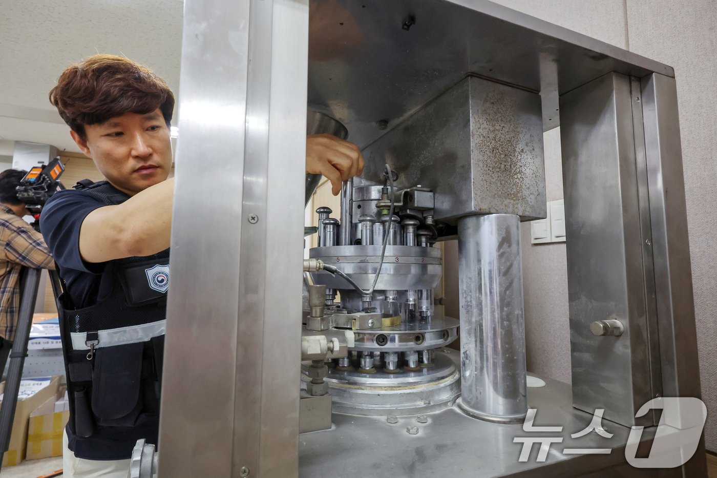 본문 이미지 - 4일 서울 양천구 서울지방식품의약품안전청에서 식약처 조사관이 압수한 가짜 발기부전치료제 제조기계를 공개하고 있다. 식약처는 이날 비아그라, 시알리스 등을 위조한 가짜 발기부전치료제를 제조·판매한 형제 2명을 고발했다고 밝혔다. 피의자들은 제조 공장 2곳에서 원료 혼합기부터 타정기 및 포장기 등 전 공정 생산시설을 갖추고 지난 2020년 9월 경부터 불법 제조를 이어왔다. 2024.6.4/뉴스1 ⓒ News1 민경석 기자