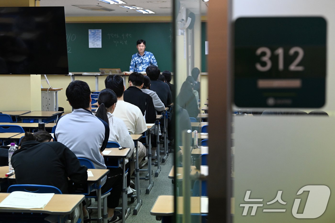 본문 이미지 - 2025학년도 대학수학능력시험 6월 모의평가일인 4일 서울 양천구 목동 종로학원 본원에서 수험생들이 2교시 수학영역 시험을 준비하고 있다. (공동취재) 2024.6.4/뉴스1 ⓒ News1 유승관 기자