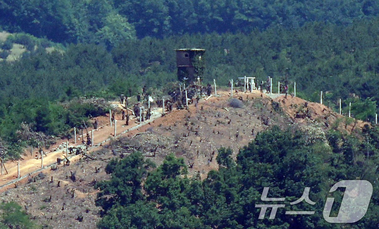 본문 이미지 - 4일 경기도 파주시 탄현면 오두산 통일전망대에서 바라본 황해북도 개풍군 북한 초소 주변에서 북한 군인들이 진지 공사를 하고 있다. 2024.6.4/뉴스1 ⓒ News1 박정호 기자