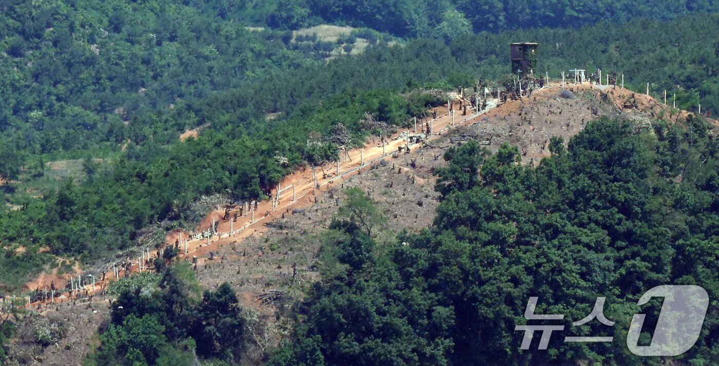 정부가 9·19 군사합의 전부 효력정지를 결정한 4일 경기도 파주시 탄현면 오두산 통일전망대에서 바라본 황해북도 개풍군 북한 초소 주변에서 북한 군인들이 진지 공사를 하고 있다. 2024.6.4/뉴스1 ⓒ News1 박정호 기자