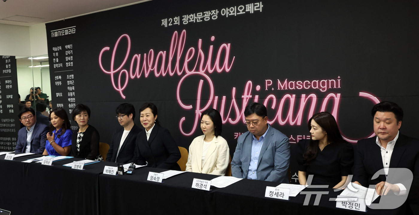 (서울=뉴스1) 김명섭 기자 = 박혜진 예술감독이 4일 서울 종로구 세종문화회관에서 열린 제2회 광화문광장 야외오페라 '카발레리아 루스티카나' 기자간담회에서 기획의도를 소개하고 있 …