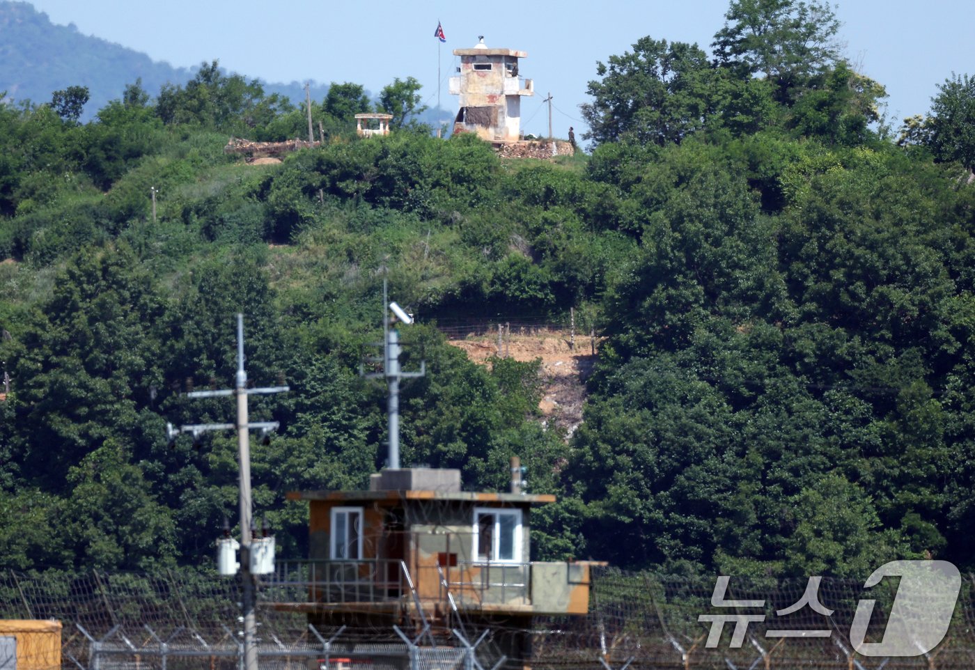정부가 9·19 군사합의 전부 효력정지를 결정한 4일 경기도 파주시 자유로 접경지역에서 바라본 북한 초소에서 북한군이 초소를 지키고 있다. 2024.6.4/뉴스1 ⓒ News1 박정호 기자