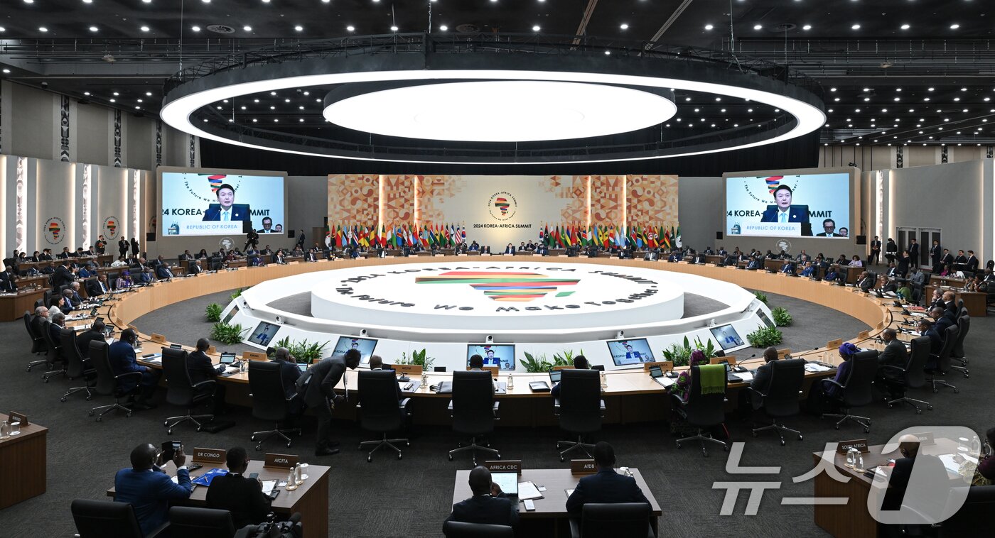 본문 이미지 - 윤석열 대통령이 4일 2024 한-아프리카 정상회의장에서 열린 한-아프리카 정상회의 개회식에서 개회사를 하고 있다. (대통령실 제공) 2024.6.4/뉴스1 ⓒ News1 송원영 기자