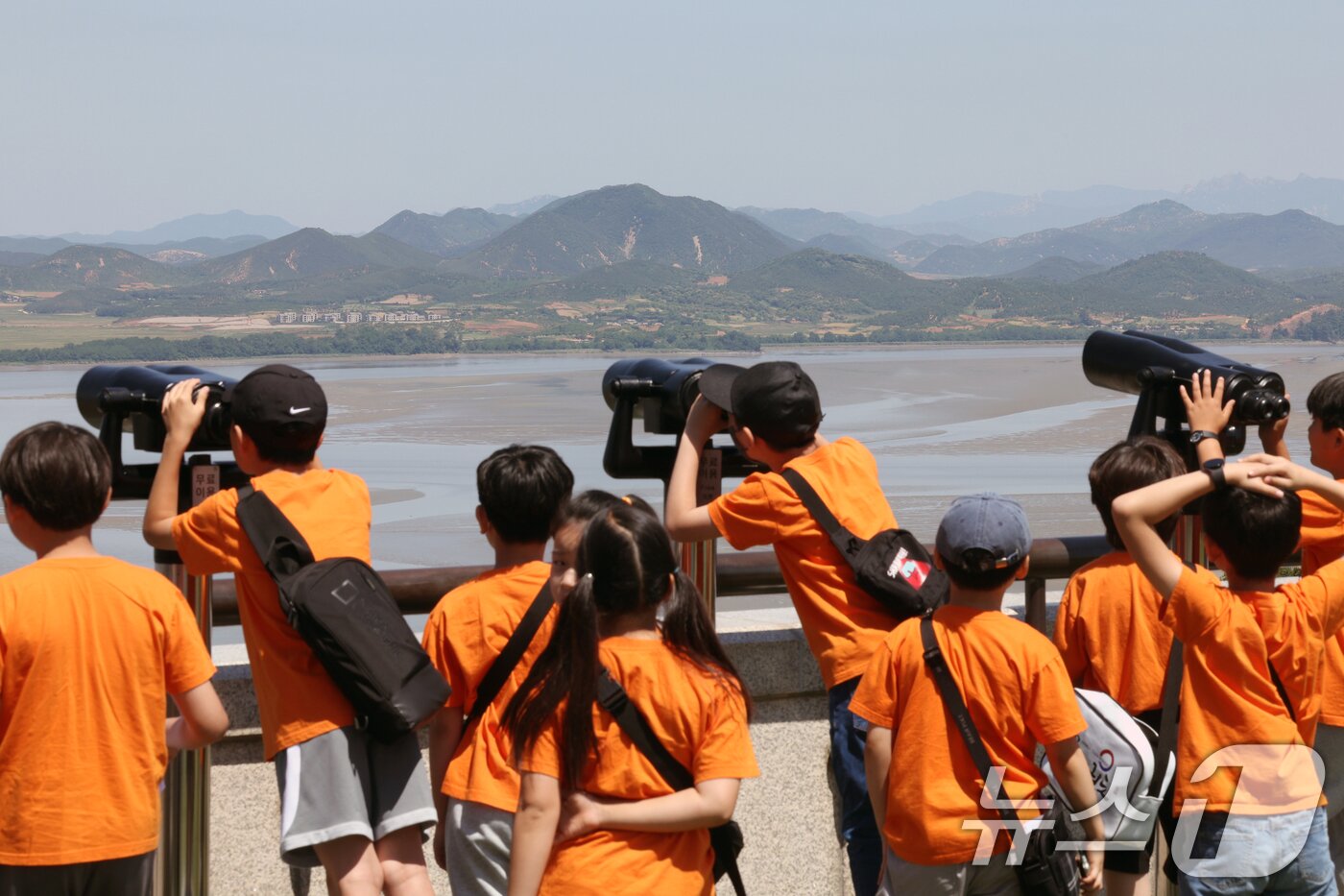 정부가 9·19 군사합의 전부 효력정지를 결정한 4일 경기도 파주시 오두산 통일전망대를 찾은 초등학생들이 망원경을 통해 북녘땅을 살펴보고 있다. 2024.6.4/뉴스1 ⓒ News1 박정호 기자