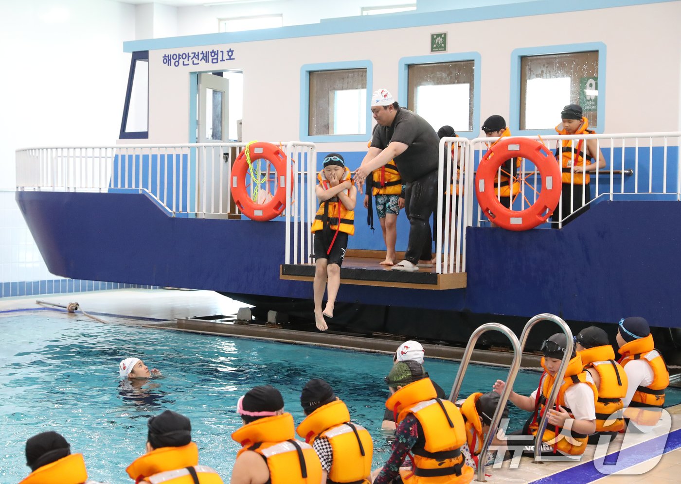 본문 이미지 - 4일 경기 안산시 단원구 경기해양안전체험관에서 학운초등학교 학생들이 본격적인 여름철을 앞두고 물놀이 등 수상안전사고에 대비한 생존수영을 배우고 있다. 2024.6.4/뉴스1 ⓒ News1 김영운 기자