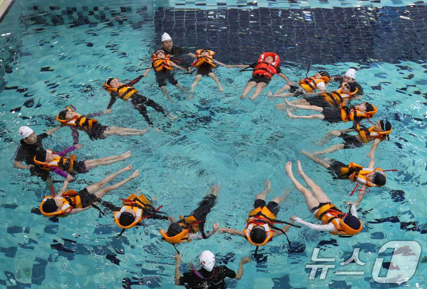 본문 이미지 - 4일 경기 안산시 단원구 경기해양안전체험관에서 학운초등학교 학생들이 본격적인 여름철을 앞두고 물놀이 등 수상안전사고에 대비한 생존수영을 배우고 있다. 2024.6.4/뉴스1 ⓒ News1 김영운 기자