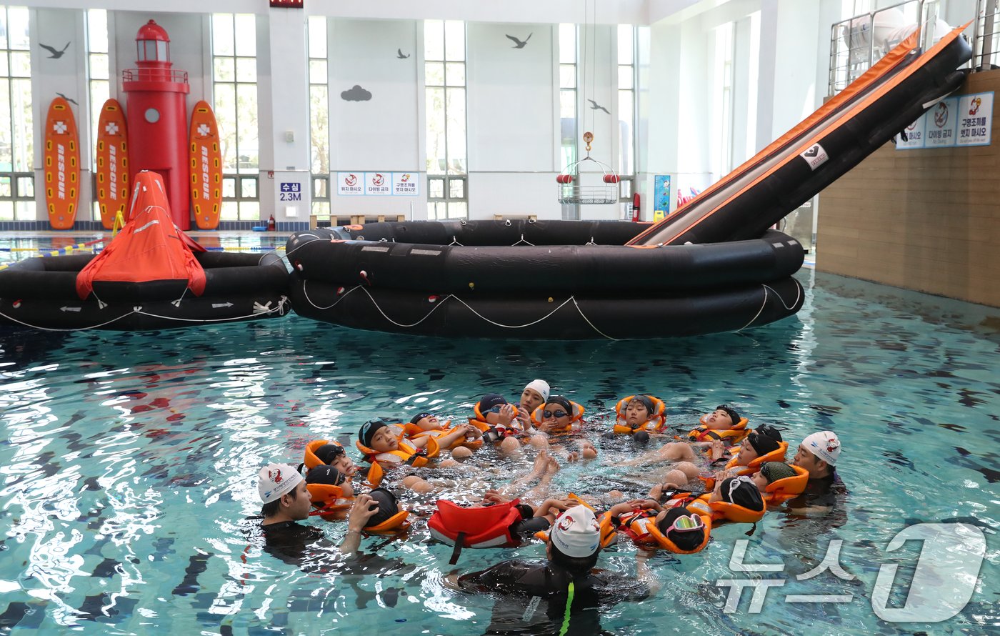 본문 이미지 - 4일 경기 안산시 단원구 경기해양안전체험관에서 학운초등학교 학생들이 본격적인 여름철을 앞두고 물놀이 등 수상안전사고에 대비한 생존수영을 배우고 있다. 2024.6.4/뉴스1 ⓒ News1 김영운 기자