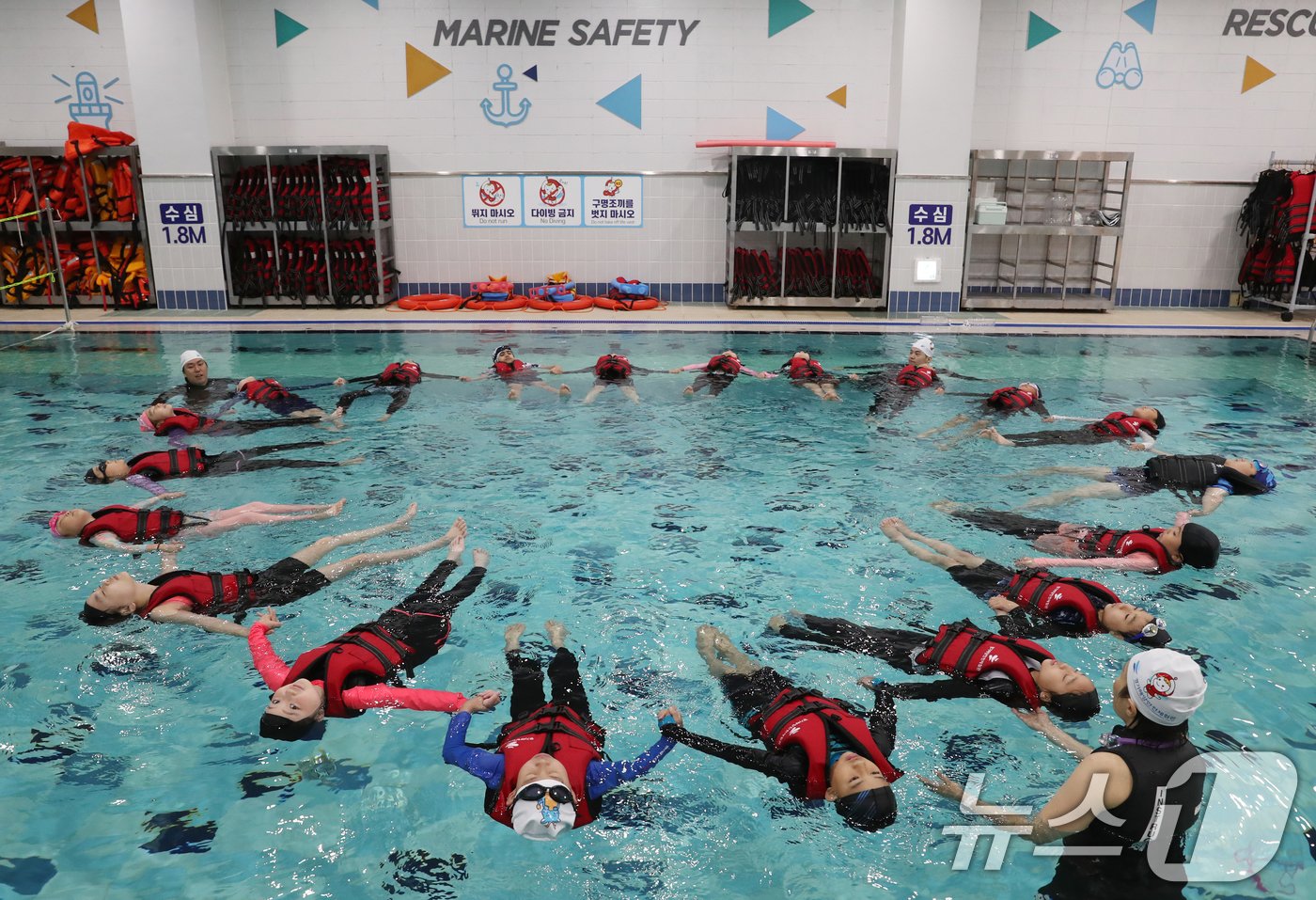 본문 이미지 - 4일 경기 안산시 단원구 경기해양안전체험관에서 학운초등학교 학생들이 본격적인 여름철을 앞두고 물놀이 등 수상안전사고에 대비한 생존수영을 배우고 있다. 2024.6.4/뉴스1 ⓒ News1 김영운 기자