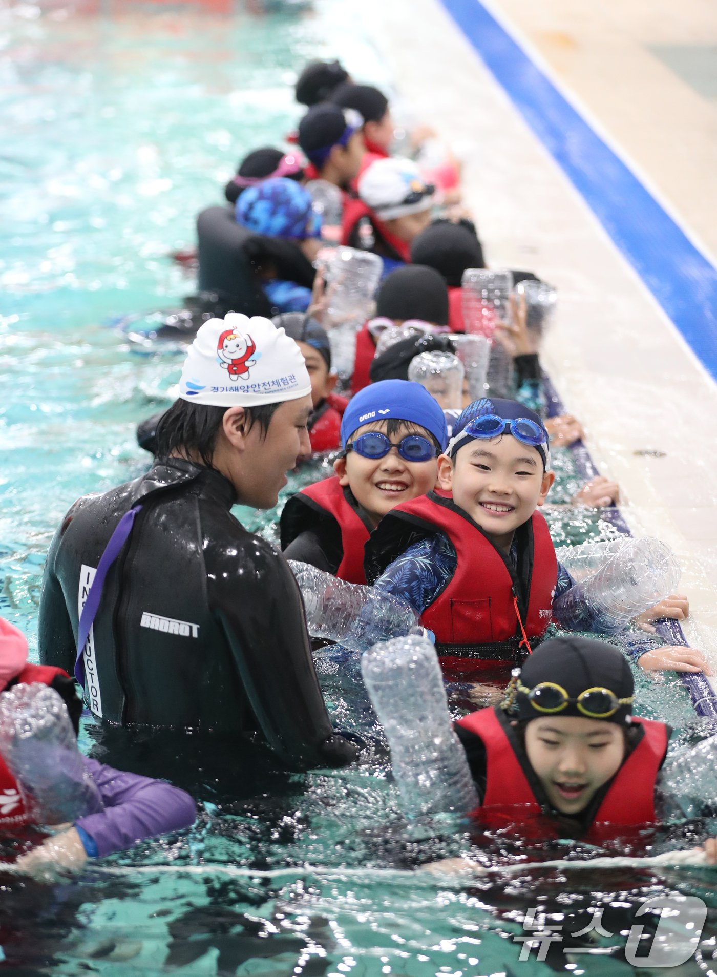 본문 이미지 - 4일 경기 안산시 단원구 경기해양안전체험관에서 학운초등학교 학생들이 본격적인 여름철을 앞두고 물놀이 등 수상안전사고에 대비한 생존수영을 배우고 있다. 2024.6.4/뉴스1 ⓒ News1 김영운 기자