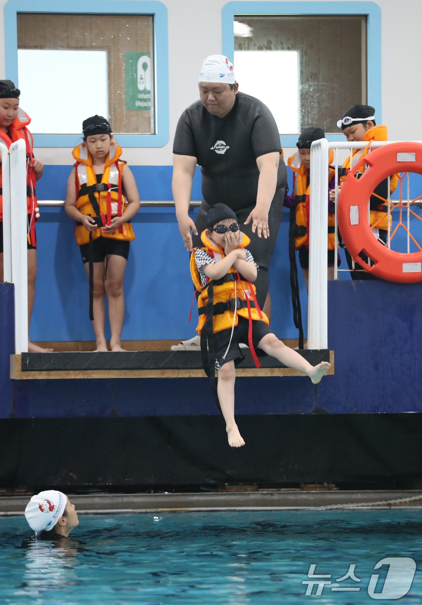 본문 이미지 - 4일 경기 안산시 단원구 경기해양안전체험관에서 학운초등학교 학생들이 본격적인 여름철을 앞두고 물놀이 등 수상안전사고에 대비한 생존수영을 배우고 있다. 2024.6.4/뉴스1 ⓒ News1 김영운 기자