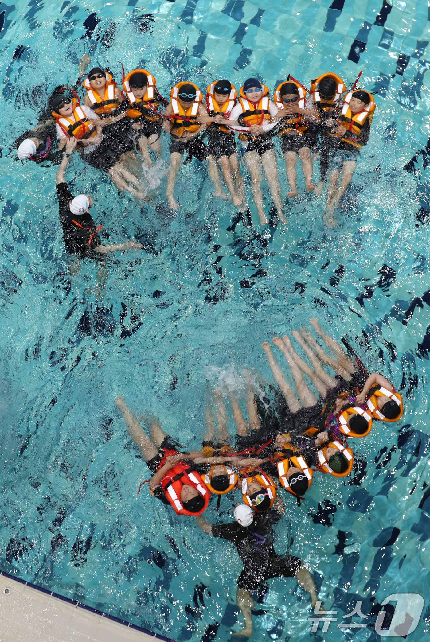 본문 이미지 - 4일 경기 안산시 단원구 경기해양안전체험관에서 학운초등학교 학생들이 본격적인 여름철을 앞두고 물놀이 등 수상안전사고에 대비한 생존수영을 배우고 있다. 2024.6.4/뉴스1 ⓒ News1 김영운 기자