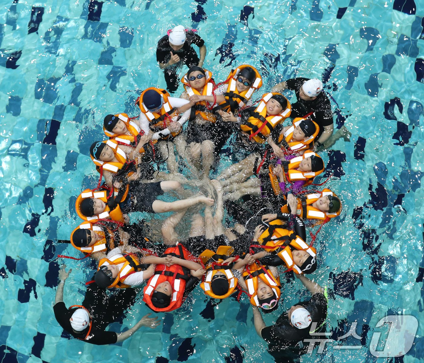 본문 이미지 - 4일 경기 안산시 단원구 경기해양안전체험관에서 학운초등학교 학생들이 본격적인 여름철을 앞두고 물놀이 등 수상안전사고에 대비한 생존수영을 배우고 있다. 2024.6.4/뉴스1 ⓒ News1 김영운 기자