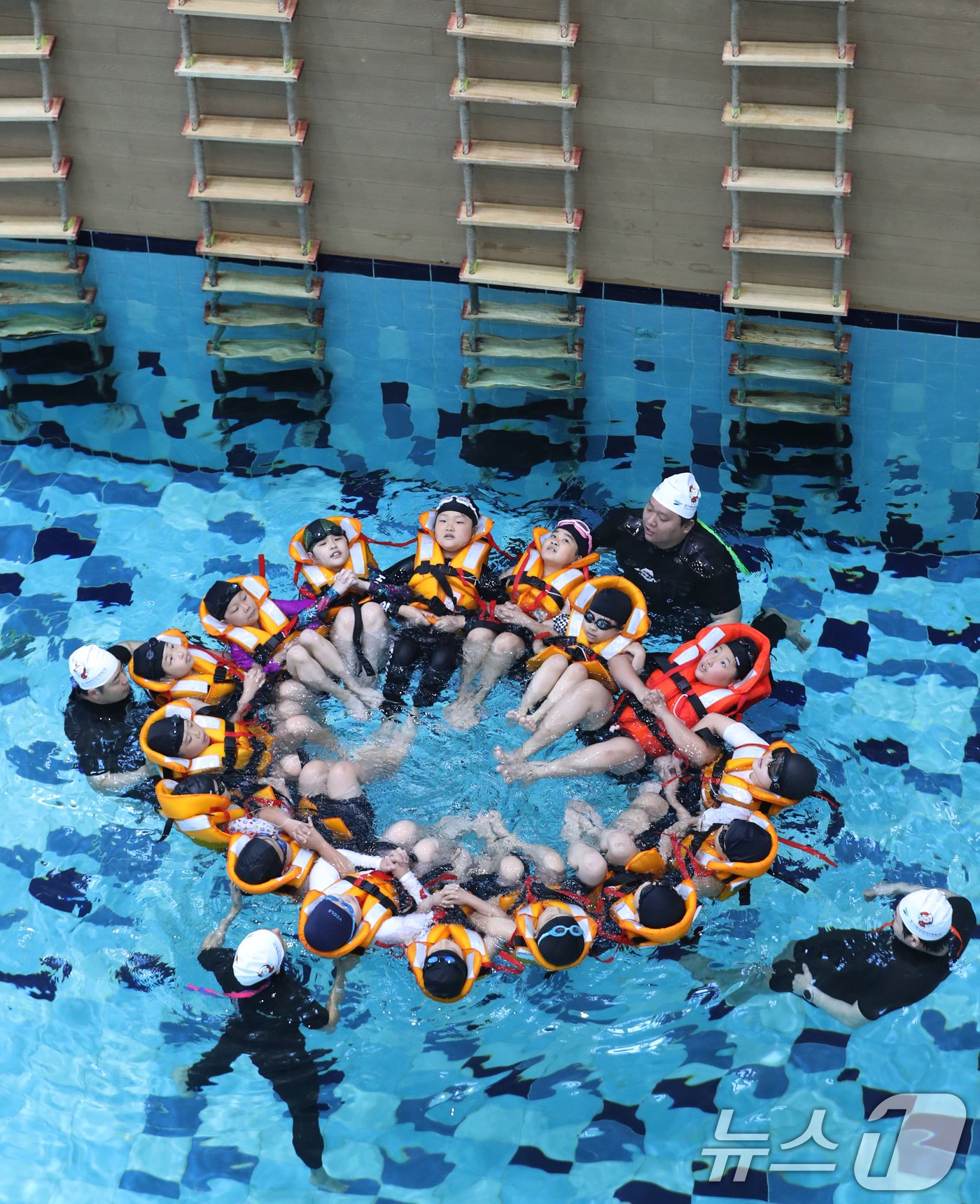 본문 이미지 - 4일 경기 안산시 단원구 경기해양안전체험관에서 학운초등학교 학생들이 본격적인 여름철을 앞두고 물놀이 등 수상안전사고에 대비한 생존수영을 배우고 있다. 2024.6.4/뉴스1 ⓒ News1 김영운 기자