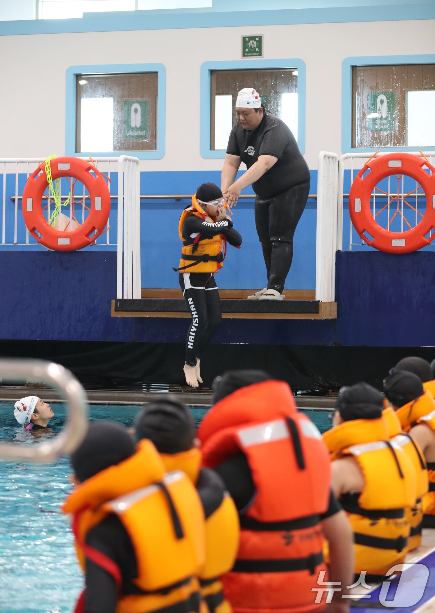 본문 이미지 - 4일 경기 안산시 단원구 경기해양안전체험관에서 학운초등학교 학생들이 본격적인 여름철을 앞두고 물놀이 등 수상안전사고에 대비한 생존수영을 배우고 있다. 2024.6.4/뉴스1 ⓒ News1 김영운 기자
