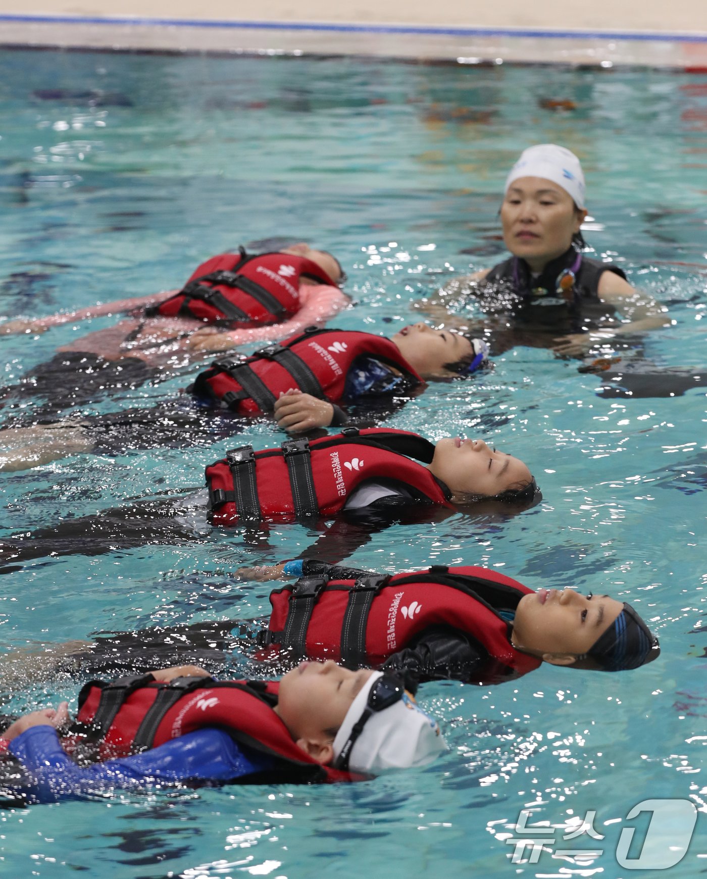 본문 이미지 - 4일 경기 안산시 단원구 경기해양안전체험관에서 학운초등학교 학생들이 본격적인 여름철을 앞두고 물놀이 등 수상안전사고에 대비한 생존수영을 배우고 있다. 2024.6.4/뉴스1 ⓒ News1 김영운 기자