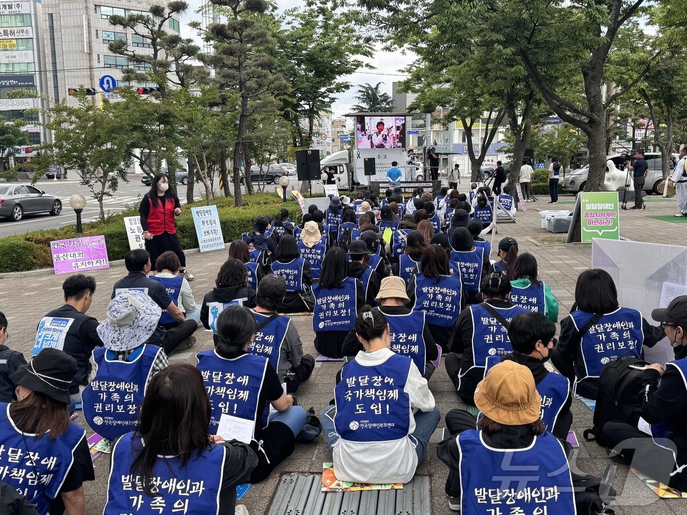 4일 울산장애인부모회는 울산문화예술회관 광장에서 &#39;오체투지 울산결의대회&#39; 투쟁사를 외치고 있다. 2024.06.04ⓒ News1 김세은 기자