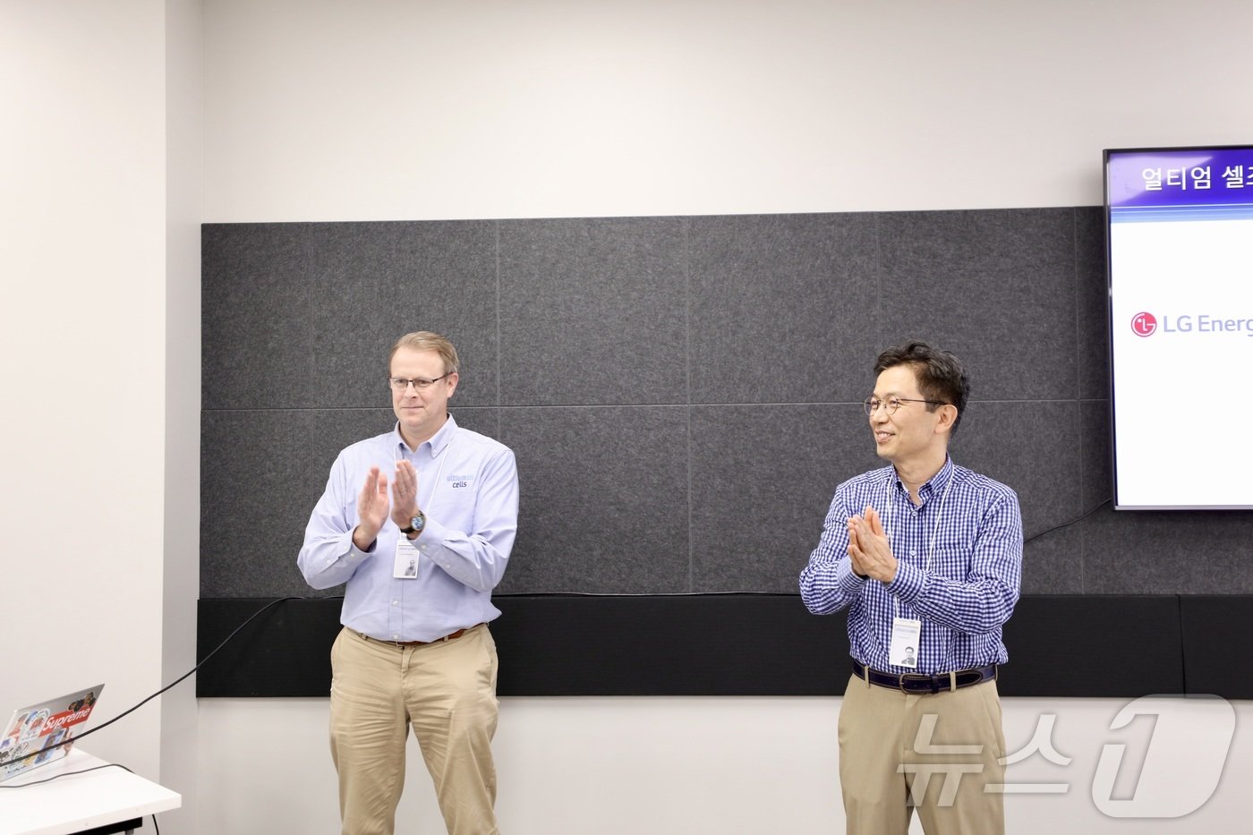 본문 이미지 - 미국 테네시주 스프링힐에 위치한 얼티엄셀즈 제2공장의 김영득 법인장과 크리스 드소텔스 공장장이 지난달 30일(현지시간) 공장내에서 특파원 간담회를 갖고 있다. 사진은 워싱턴특파원단 제공. 2024.5.30.