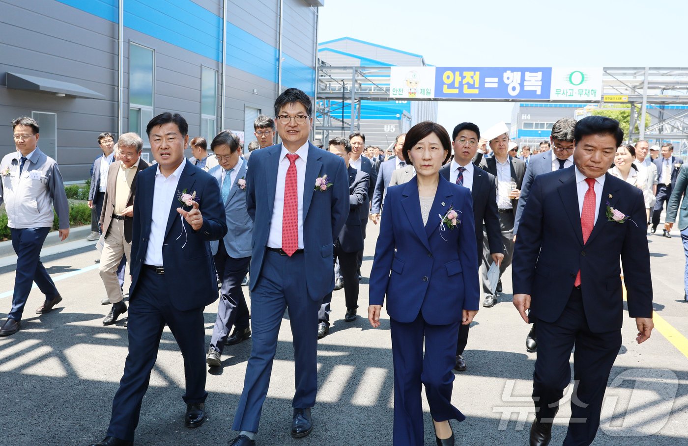 4일 새만금 국가산업단지 2공구에서 성일하이텍의 새만금 제3공장 준공식이 열린 가운데 김관영 전북자치도지사와  이강명 성일하이텍 대표이사, 한화진 환경부장관, 김경안 새만금개발청장&#40;왼쪽부터&#41;이 공장을 둘러보고 있다.2024.6.4.&#40;전북자치도 제공&#41;/뉴스1