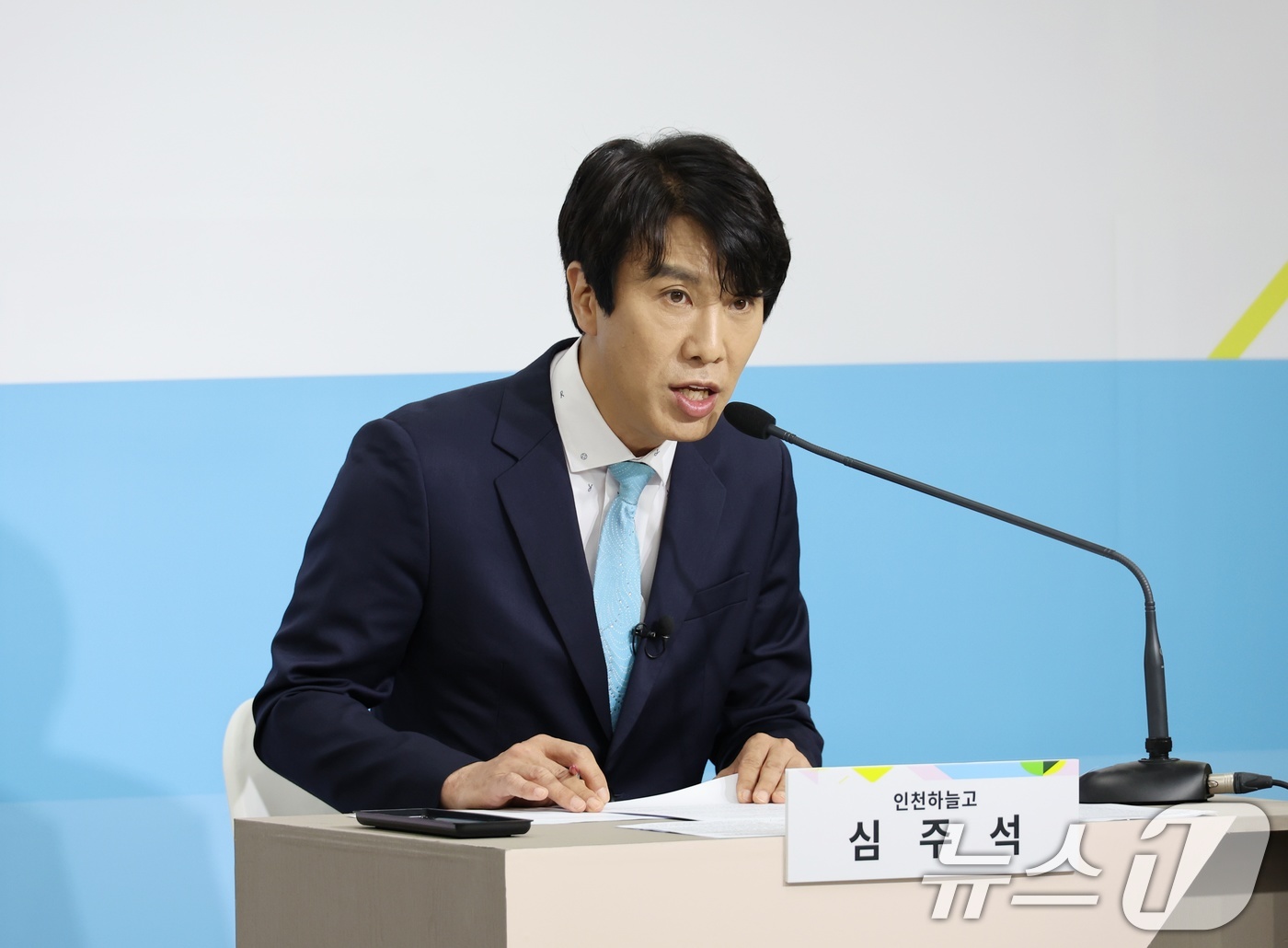 (서울=뉴스1) = EBS 수학 대표 강사인 심주석 인천하늘고 교사가 4일 정부세종청사에서 2025학년도 대학수학능력시험 6월 모의평가 2교시 수학 영역 출제 경향 분석 결과를 발 …