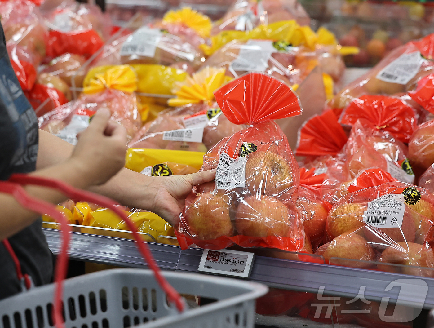 (서울=뉴스1) 김진환 기자 = 5월 소비자물가가 1년 전 같은 달보다 2.7% 오르며 두 달 연속 2% 후반대를 기록했다.신선식품지수 상승률이 17.3%로 고공행진을 이어가는 가 …