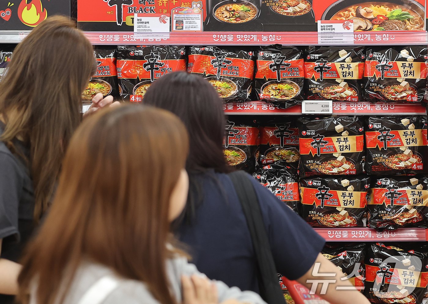 본문 이미지 - 4일 오후 서울의 한 대형마트에서 한 시민이 라면을 고르고 있다. 2024.6.4/뉴스1 ⓒ News1 김진환 기자