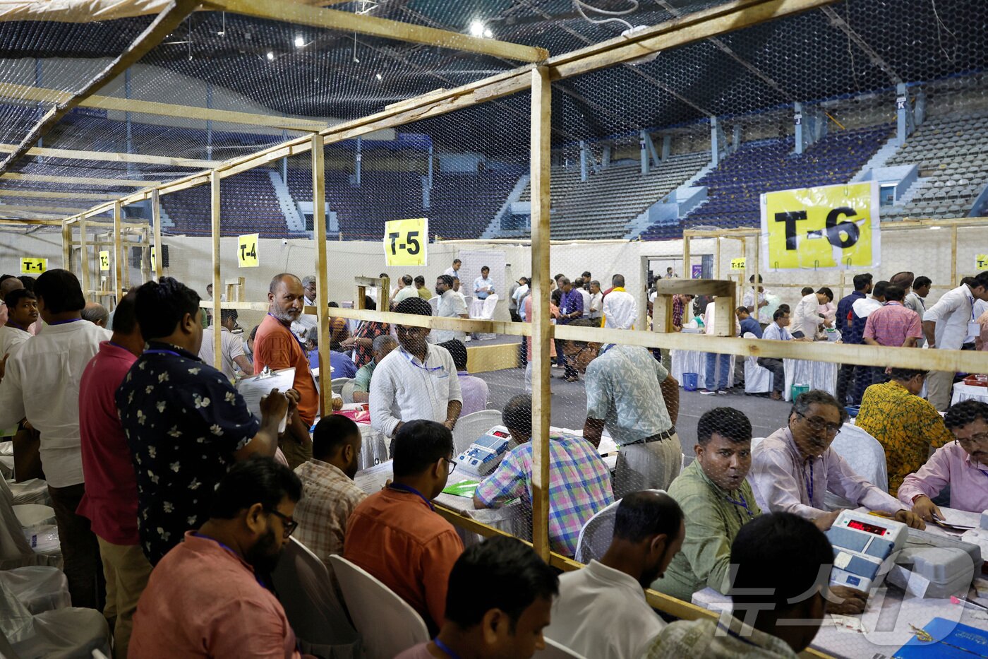 본문 이미지 - 4일(현지시간) 인도 콜카타에서 18대 연방하원(록 사바·Lok Sabba) 선거 개표가 진행되고 있다. 24.06.04 ⓒ 로이터=뉴스1 ⓒ News1 김예슬 기자