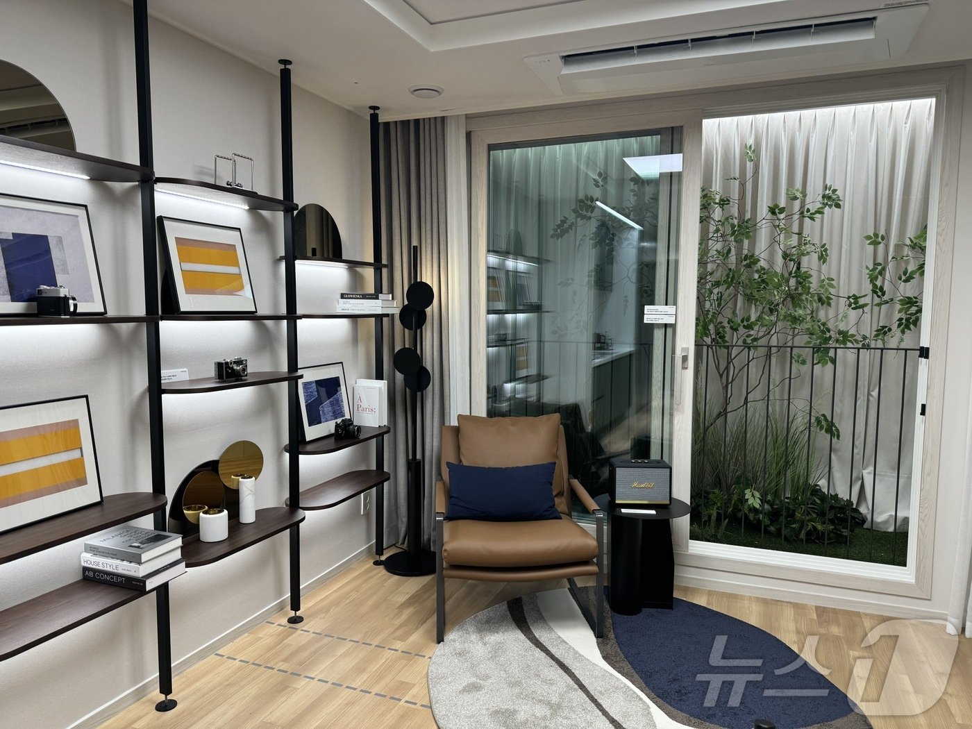 본문 이미지 - 서울시 송파구 '위례 심포니아' 견본주택 내 B타입(13평형) 거실. 2024.6.4/뉴스1 ⓒ News1 한지명 기자