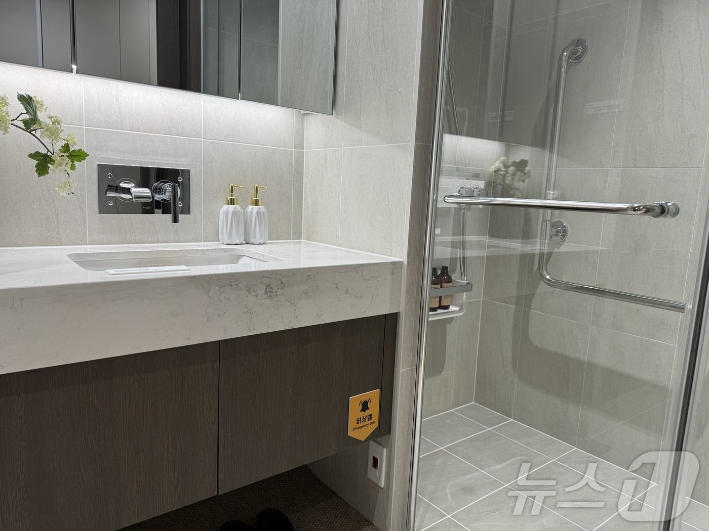 본문 이미지 - 곳곳에 '비상벨'도 설치됐다. B타입의 경우 방(2개), 공용공간(2개), 화장실(2개)에 총 6곳에 설치해 응급상황을 대비했다. 2024.6.4/뉴스1 ⓒ News1 한지명 기자