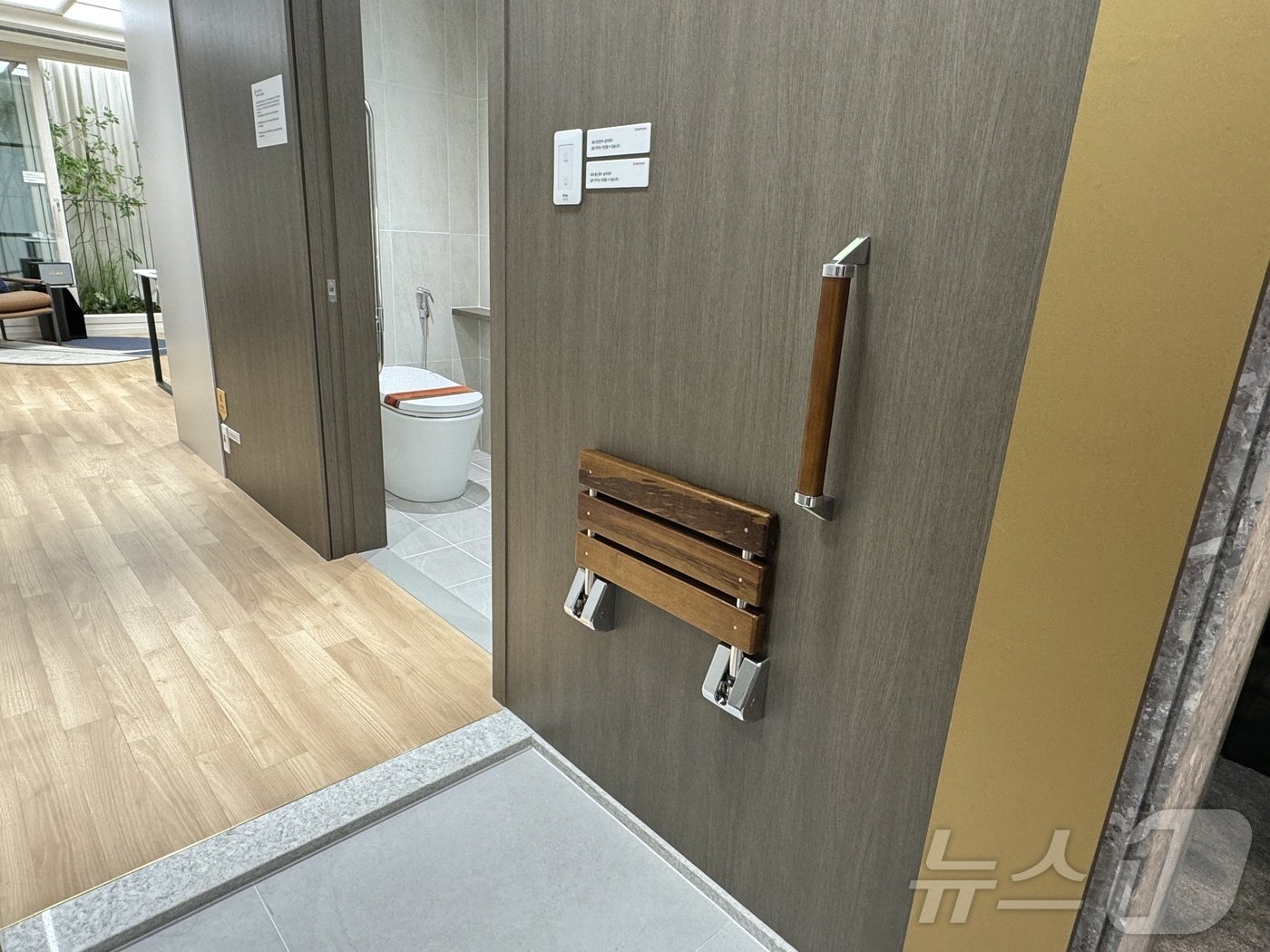 본문 이미지 - 시니어 친화적 특화설계도 세심하게 적용됐다. 현관은 부상 위험을 방지하기 위해 세대 내 단차를 최소화해 시공했다.2024.6.4/뉴스1 ⓒ News1 한지명 기자