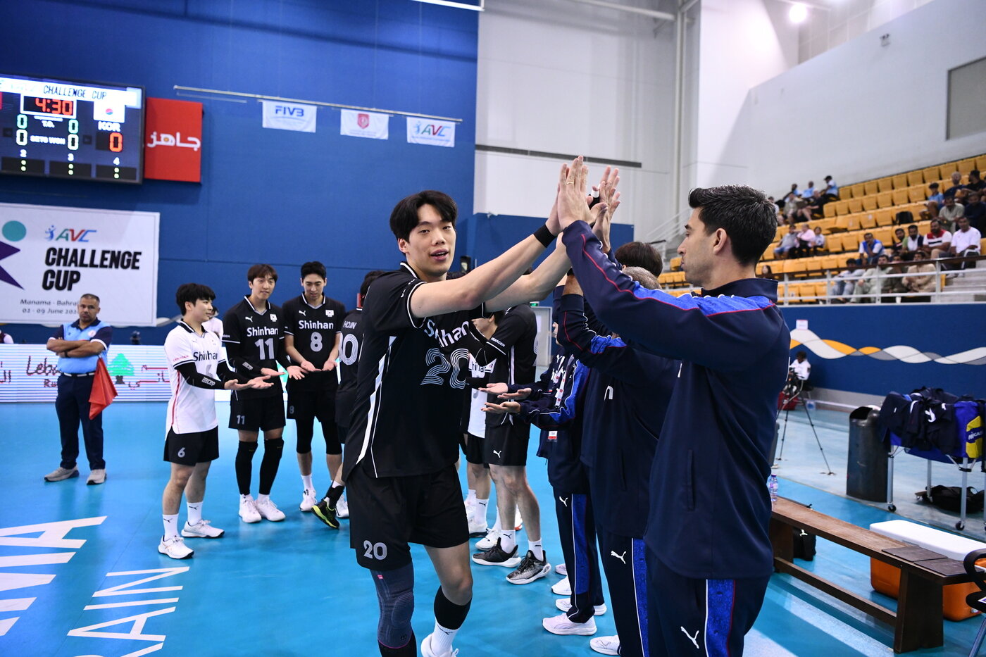 본문 이미지 - 라미레스 감독과 하이파이브 하는 이상현. (AVC 홈페이지)