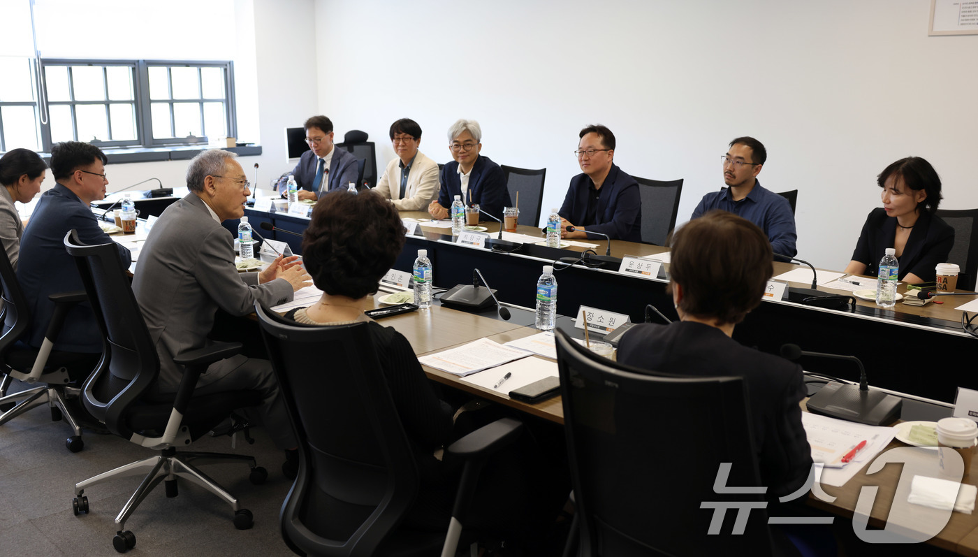 (서울=뉴스1) = 유인촌 문화체육관광부 장관이 4일 서울 종로구 국립현대미술관 서울관 회의실에서 열린 인공지능 말뭉치 구축 확산을 위한 간담회에서 인사말을 하고 있다. (문화체육 …