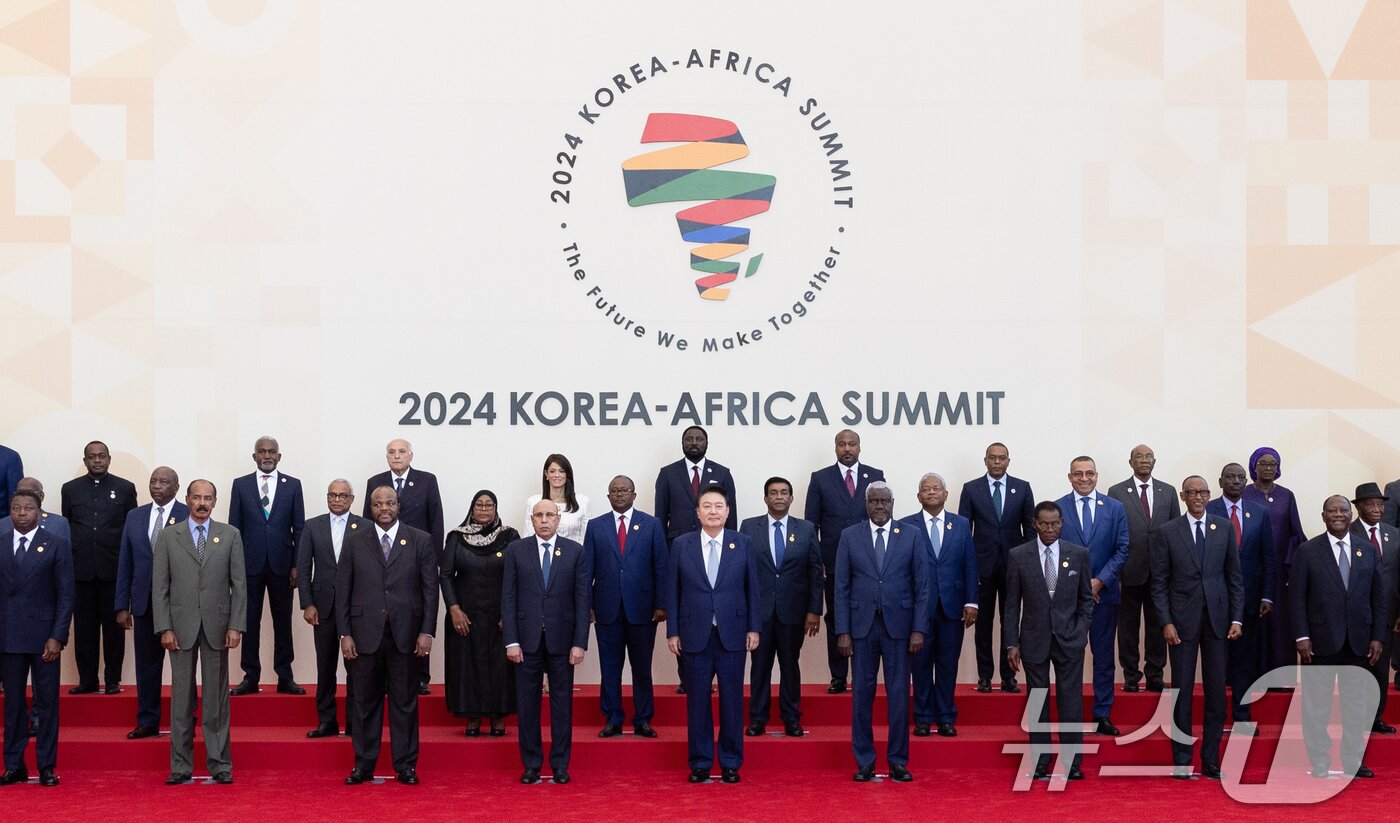 본문 이미지 - 윤석열 대통령이 4일 2024 한-아프리카 정상회의장에서 열린 한-아프리카 정상회의에서 아프리카 정상들과 함께 기념 촬영을 하고 있다. (대통령실 제공) 2024.6.4/뉴스1 ⓒ News1 송원영 기자