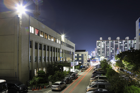 무면허 10대, 렌터카 훔쳐 도심 질주하다 가로수 '꽝'