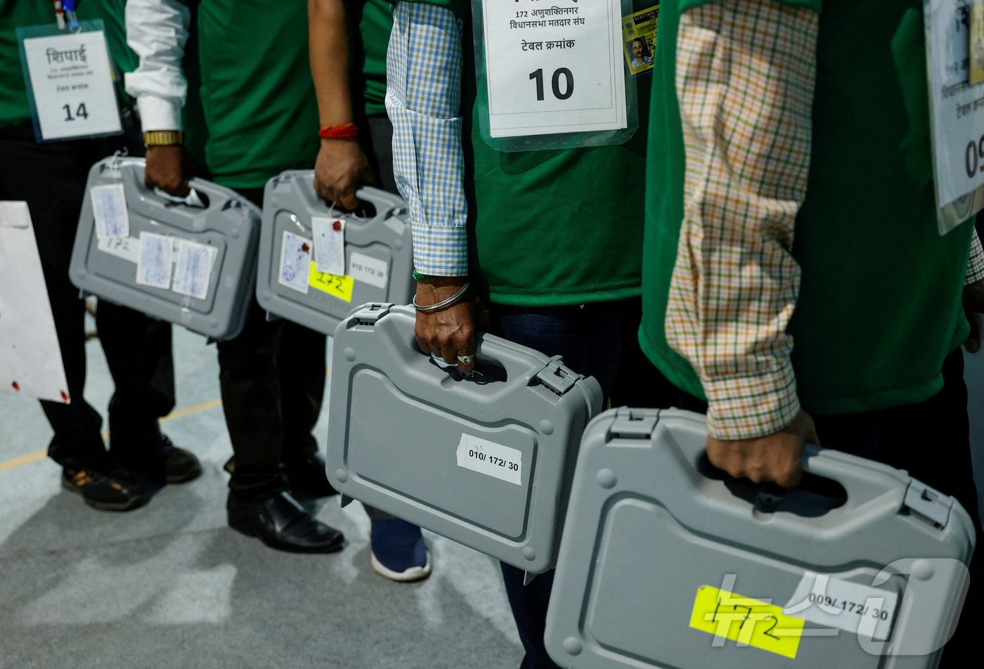 (로이터=뉴스1) 권영미 기자 = 2024년 6월 4일 인도 뭄바이의 인도 총선 개표 센터에서 사람들이 봉인된 전자 투표기(EVM)를 들고 있다. 2024.06.04.ⓒ 로이터=뉴 …