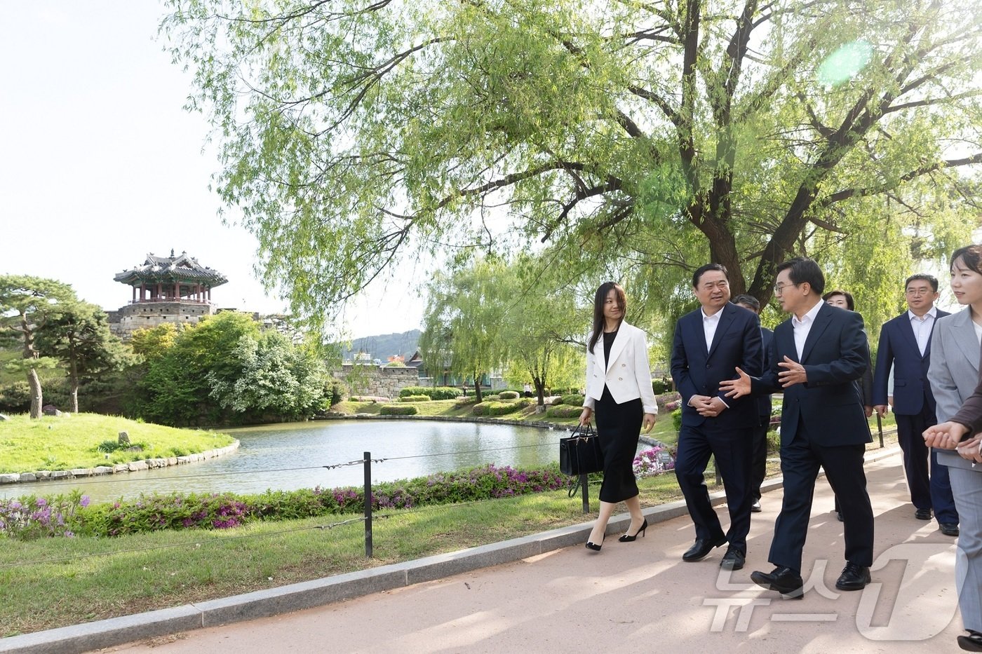 김동연 경기도지사가 하오펑 중국 랴오닝성 당서기와 교류 강화를 논의하고 있다.&#40;경기도 제공&#41;