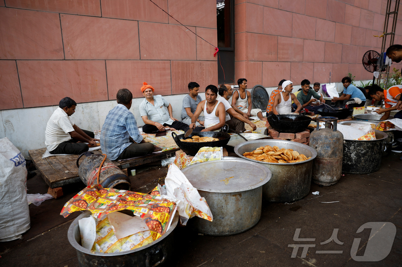 (로이터=뉴스1) 권영미 기자 = 나렌드라 모디 총리가 이끄는 바라티야 자나타당(BJP) 뉴델리 당사에서 일꾼들이 총선 결과 발표 후 먹을 음식을 준비하고 있다. 2024.06.0 …