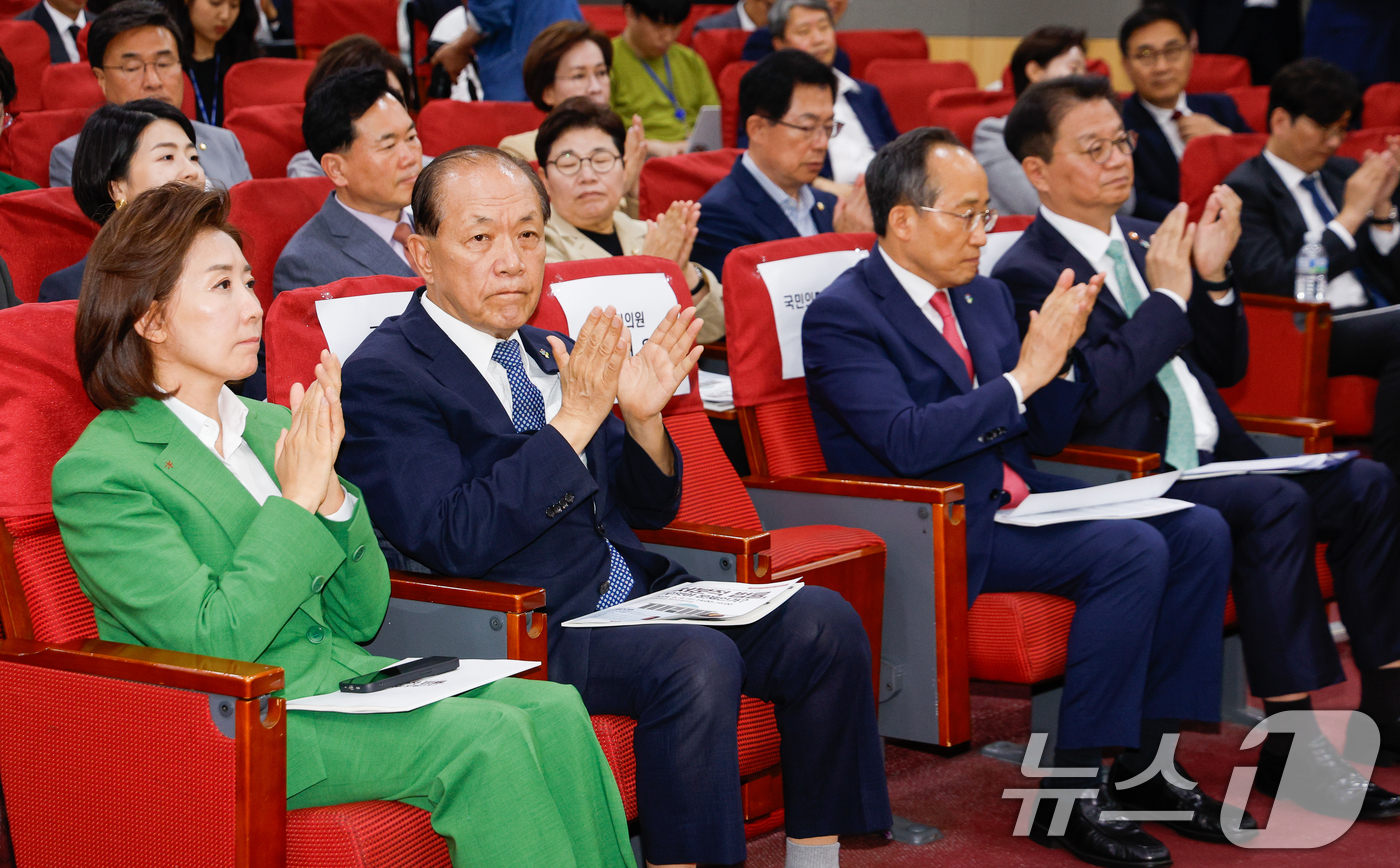 (서울=뉴스1) 안은나 기자 = 나경원 국민의힘 의원(앞줄 왼쪽부터), 황우여 비상대책위원장, 추경호 원내대표, 방기선 국무조정실장이 4일 서울 여의도 국회의원회관에서 열린 국회의 …