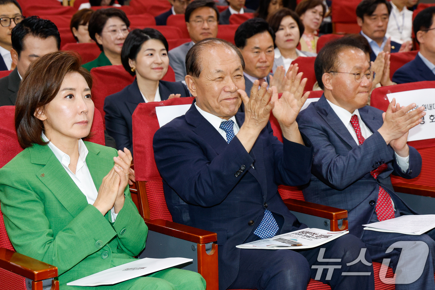 (서울=뉴스1) 안은나 기자 = 나경원 국민의힘 의원(앞줄 왼쪽부터), 황우여 비상대책위원장, 윤재옥 의원이 4일 서울 여의도 국회의원회관에서 열린 국회의 입법권 남용 방지를 위한 …