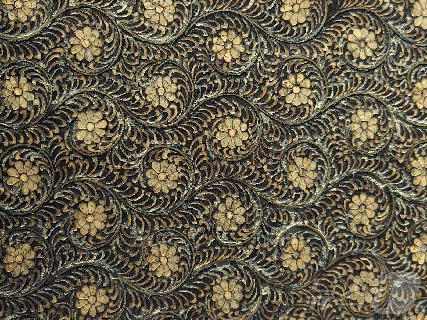 본문 이미지 - 전 세계에 6점만 남은 고려시대 나전 국당초문 경함 국화 장식. 옻칠한 나무 위에 얇게 잘라서 갈아낸 전복 껍데기로 장식했다. 2024.6.24/뉴스1 ⓒ News1 한재준 기자