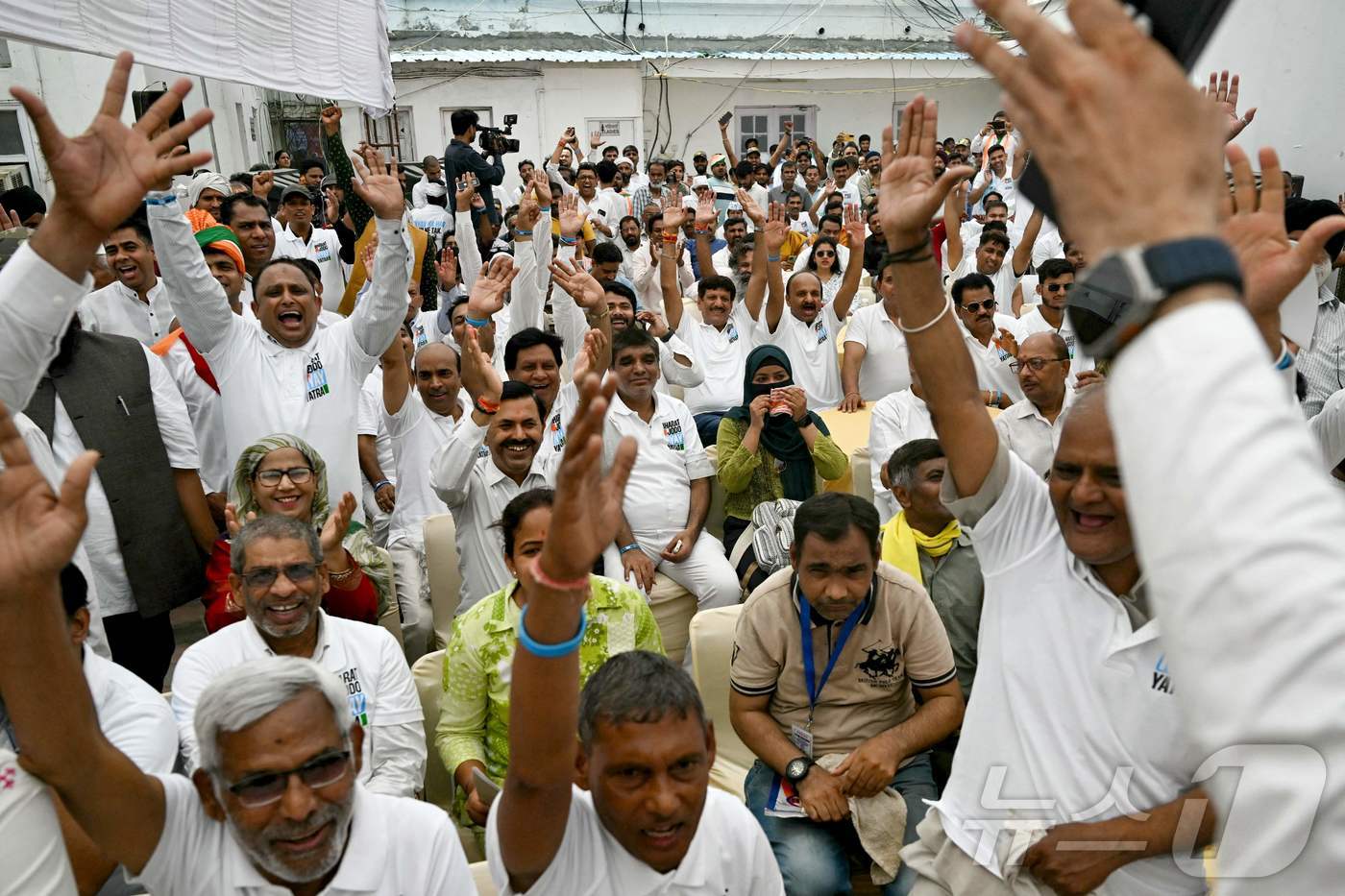 (AFP=뉴스1) 정윤영 기자 = 4일(현지시간) 인도에서 총선 개표가 시작된 가운데 야당인 인도국민회의(INC) 지지자들이 나렌드라 모디의 지지자들이 그의 초상화를 들고 승리를 …