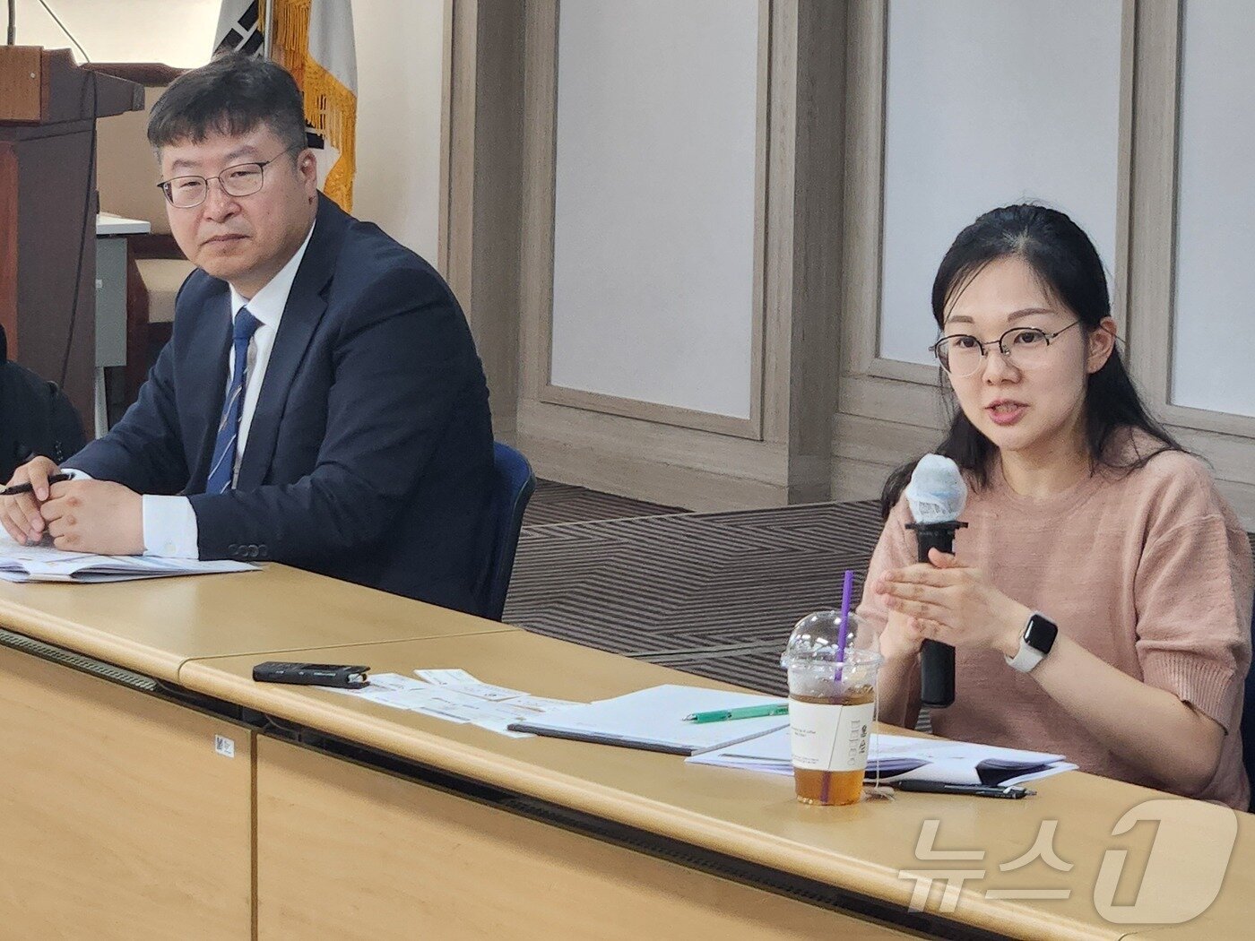본문 이미지 - 신서린 한국생산기술연구원 선임연구원(오른쪽)이 답변하고 있다. (중기부 제공)