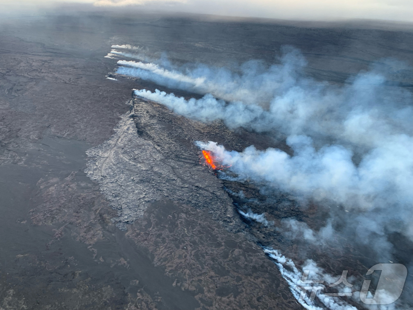 (로이터=뉴스1) 권영미 기자 = 2024년 6월 3일 미국 하와이 상공에서 찍은 킬라우에아 화산 이미지. 미국 하와이섬(빅아일랜드)의 활화산인 킬라우에아가 다시 9개월만에 분화했 …