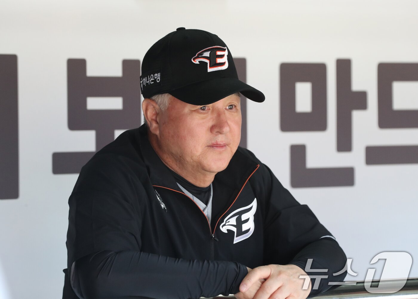 본문 이미지 - 김경문 한화 이글스 신임 감독이 4일 오후 경기 수원시 장안구 KT위즈파크에서 '2024 신한 SOL 뱅크 KBO리그' 한화 이글스와 KT 위즈의 경기에 앞서 더그아웃에서 그라운드를 바라보고 있다. 2024.6.4/뉴스1 ⓒ News1 김영운 기자