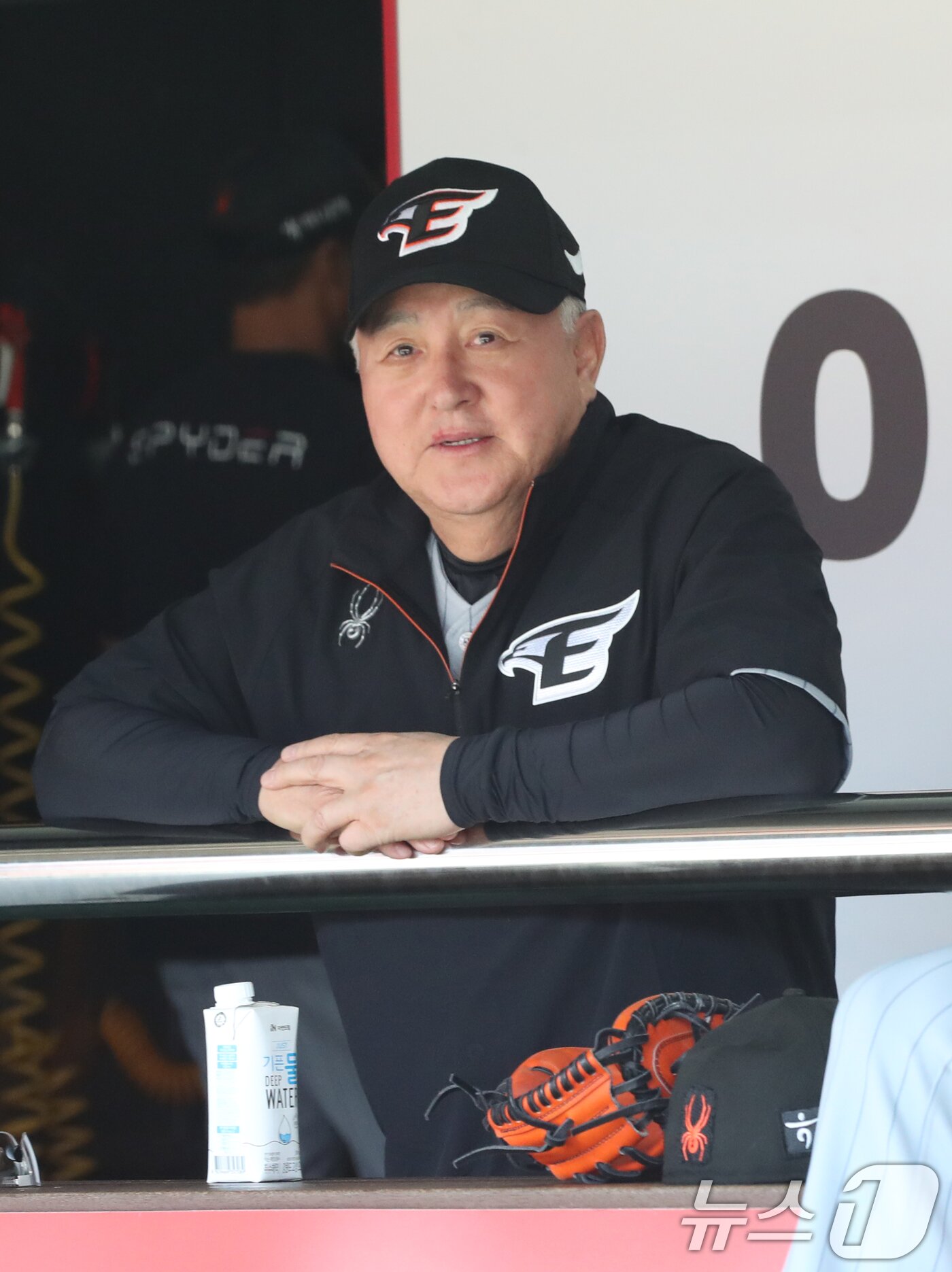 본문 이미지 - 김경문 한화 이글스 신임 감독이 4일 오후 경기 수원시 장안구 KT위즈파크에서 &#39;2024 신한 SOL 뱅크 KBO리그&#39; 한화 이글스와 KT 위즈의 경기에 앞서 더그아웃에서 그라운드를 바라보고 있다. 2024.6.4/뉴스1 ⓒ News1 김영운 기자