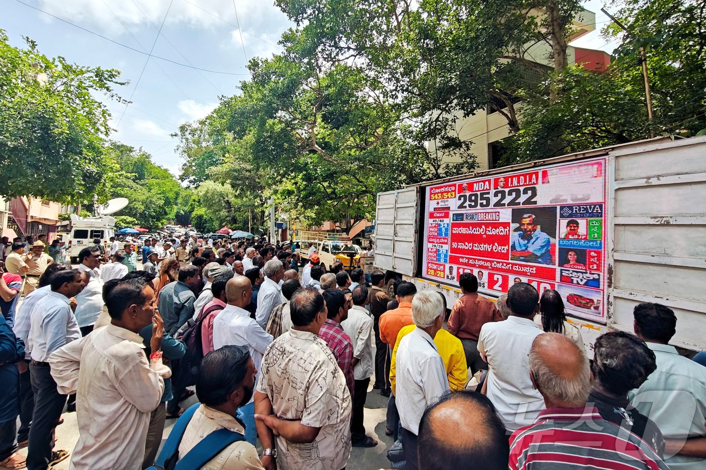 4일&#40;현지시간&#41; 인도 벵갈루루에서 나렌드라 모디 현 총리를 간판으로 하는 인도국민당&#40;BJP&#41;의 지지자들이 당 사무실 밖에서 인도 총선의 초기 투표 결과를 보여주는 화면을 바라보고 있다. 2024.06.04/뉴스1 ⓒ 로이터=뉴스1 ⓒ News1 조소영 기자