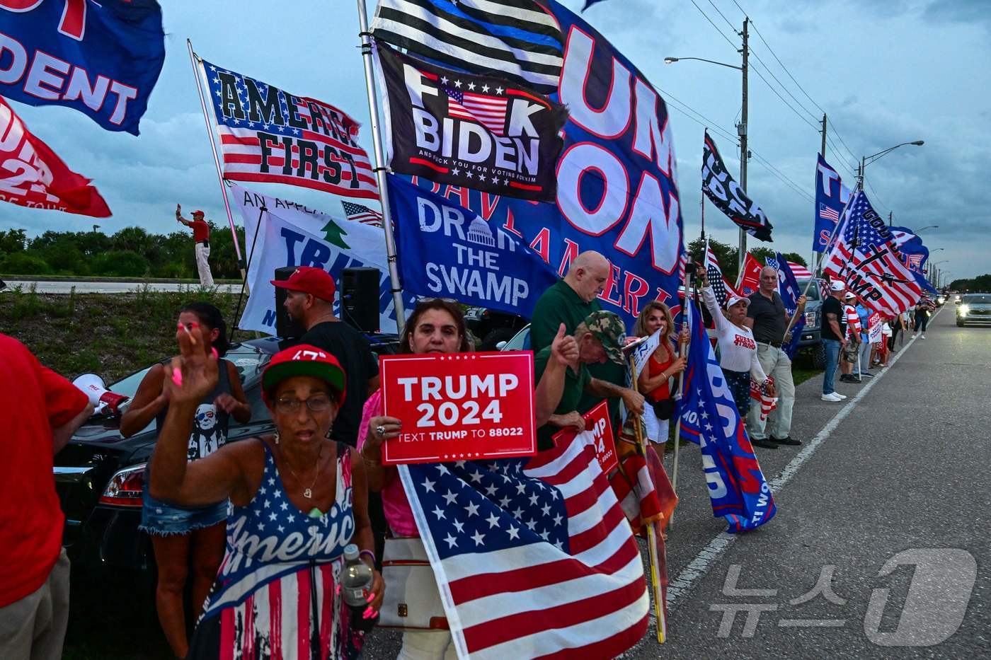 (AFP=뉴스1) 조소영 기자 = 2일(현지시간) 미국 플로리다주 웨스트팜비치에서 열린 '트럼프를 위한 캐러밴' 시위에서 도널드 트럼프 전 미국 대통령 지지자들이 트럼프 전 대통령 …