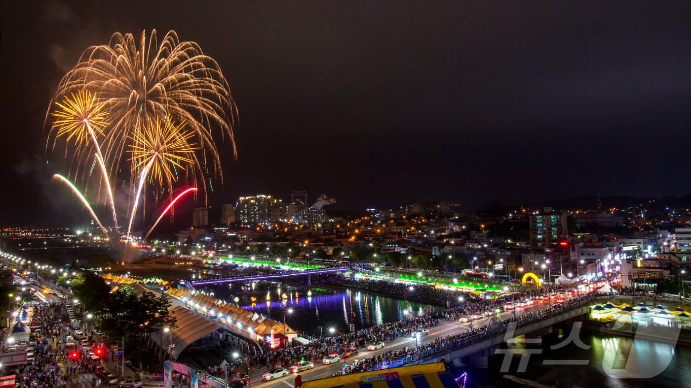 본문 이미지 - 강릉단오제 불꽃놀이.(강릉단오제위원회 제공) 2024.6.4/뉴스1