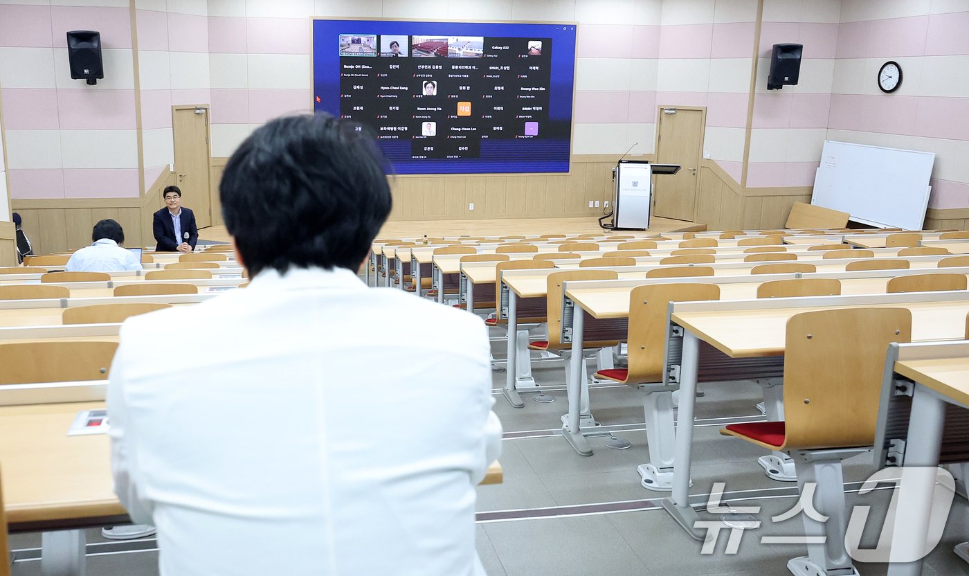 본문 이미지 - 4일 오후 서울 종로구 서울대병원에서 열린 서울대 의대 긴급 전체 교수 총회에 한 교수가 참석해 방재승 전 서울의대 서울대병원 교수협의회 비상대책위원장의 설명을 청취하고 있다. 2024.6.4/뉴스1 ⓒ News1 김진환 기자