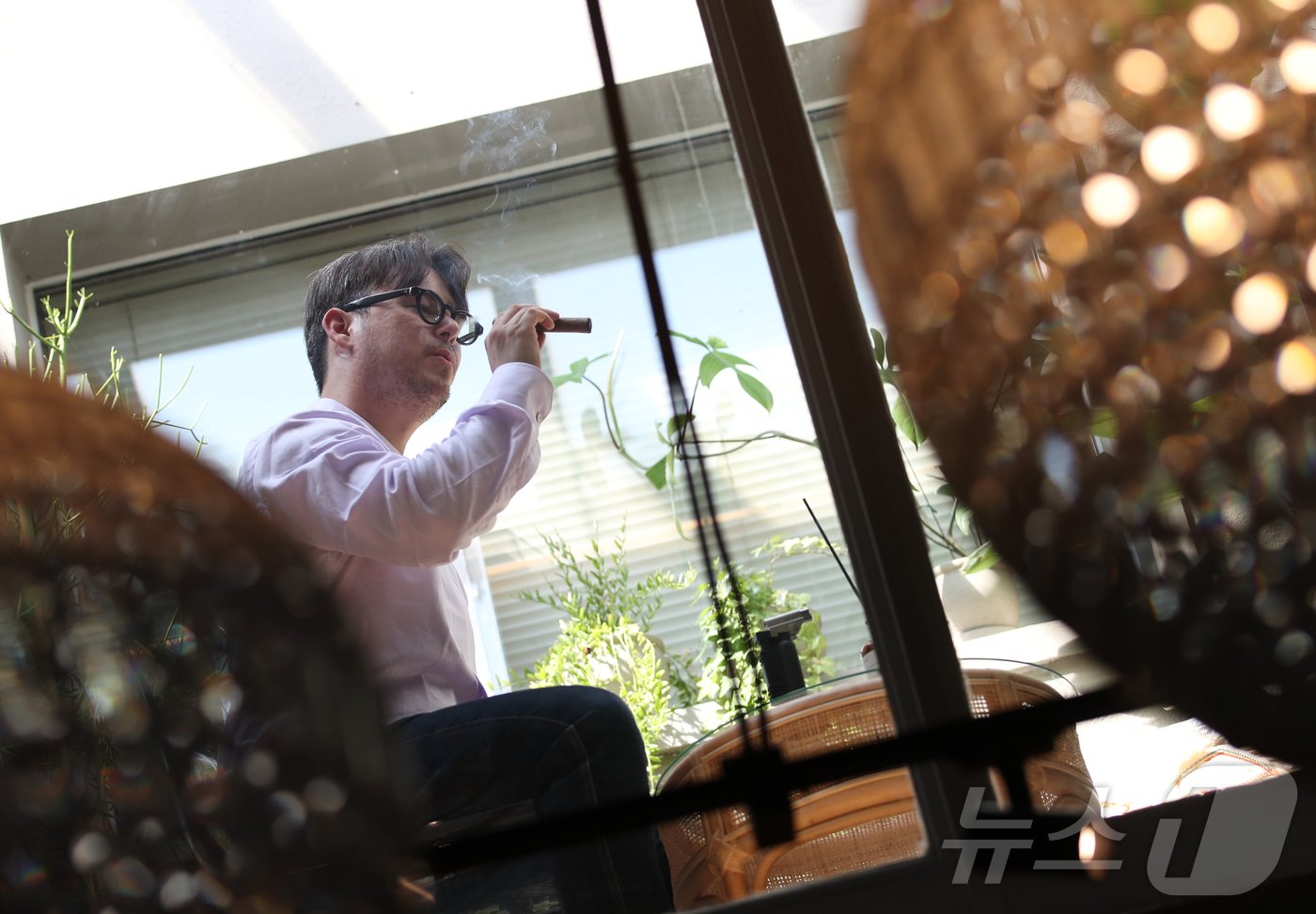 본문 이미지 - 국내 1세대 시가(Cigar)업체인 '피에르'를 운영 중인 마티아스 코헨 대표가 4일 서울 강남구 역삼동 피에르시가 매장에서 제품을 시연하고 있다. 2024.6.4/뉴스1 ⓒ News1 오대일 기자